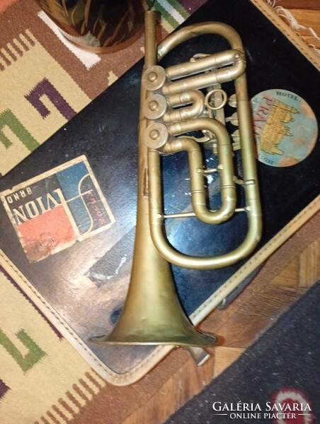 Régi réz trombita a végéről hiányzik a fúvóka