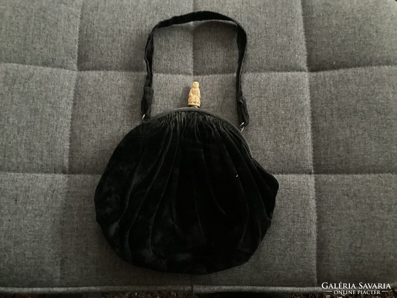 Antik csontdísszel díszített női kistáska .