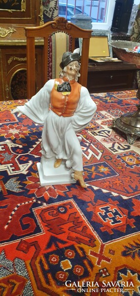 Herendi porcelán Táncoló Juhász. 29 cm magas. A kalapján a dísz letört (visszaragasztva)