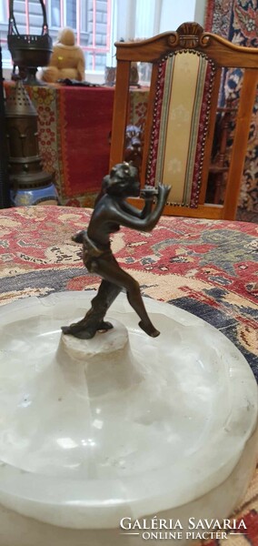 Bronz furulyázó fiú ónix hamutartó. Nagyon szépen kidolgozott. 11 cm magas maga a bronz figura.