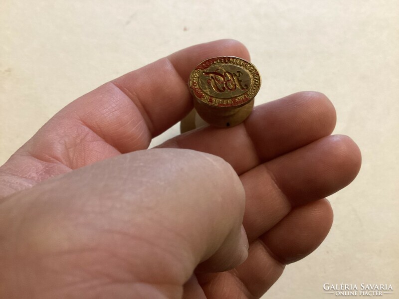 Fém viasz pecsétnyomó , fa nyéllel .