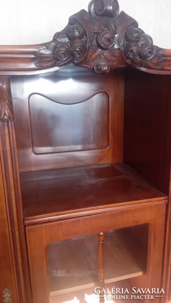 Vitrines szekrény