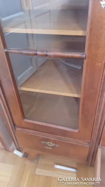 Vitrines szekrény