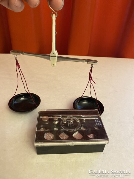 Antik bakelit mérleg , súlykészlettel .