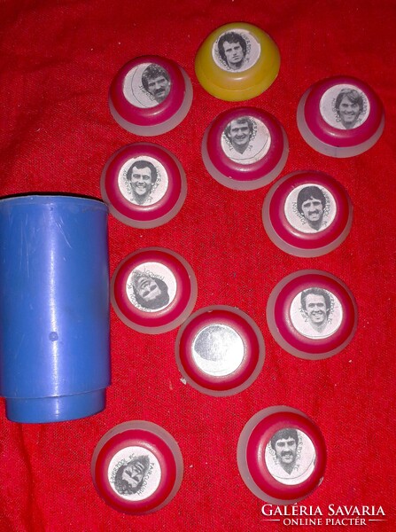 1975 - 76 szezon EXTRÉM RITKA kivitelű LIVERPOOL gombfocicsapat tartójában a képek szerint