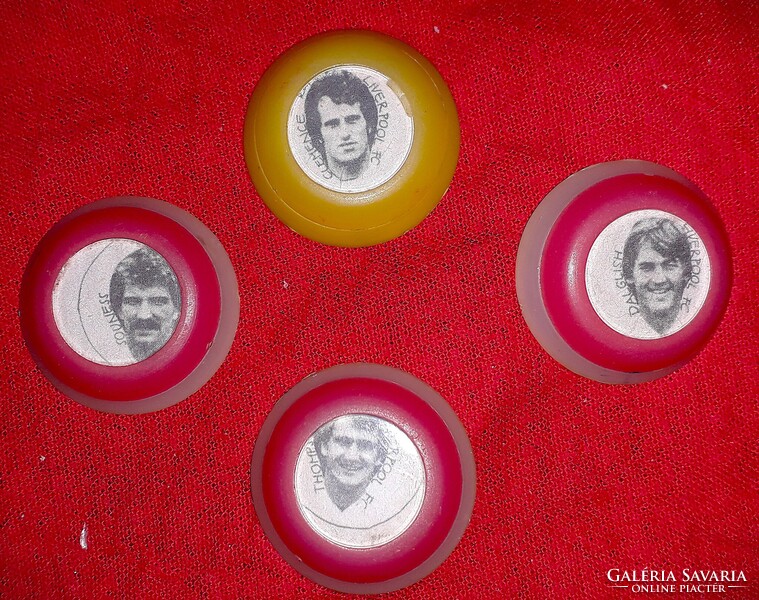 1975 - 76 szezon EXTRÉM RITKA kivitelű LIVERPOOL gombfocicsapat tartójában a képek szerint