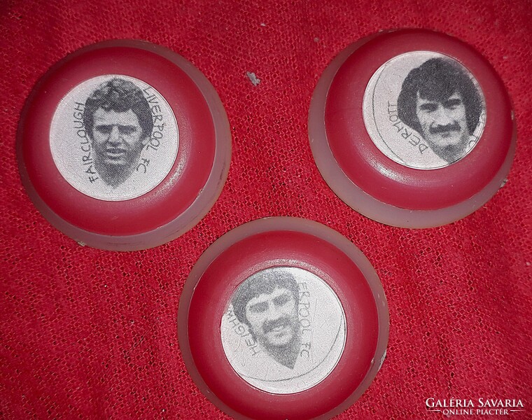 1975 - 76 szezon EXTRÉM RITKA kivitelű LIVERPOOL gombfocicsapat tartójában a képek szerint