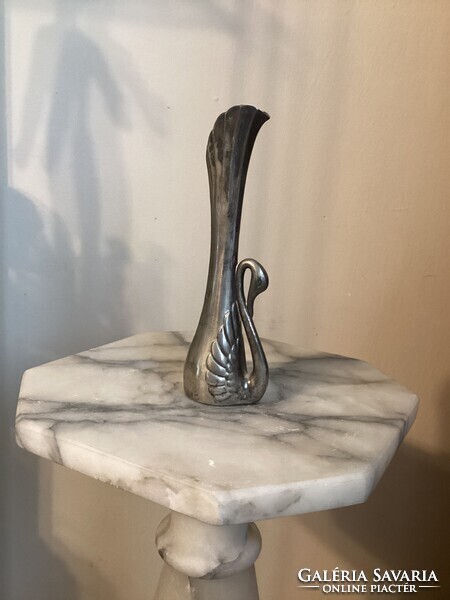 Ezüstözött , fém hattyú váza .