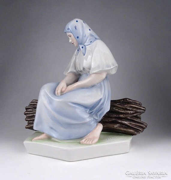 1Z052 Nagyméretű Zsolnay Sinkó porcelán szobor - Rőzsén ülő asszony 26.5 cm