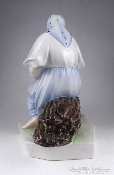 1Z052 Nagyméretű Zsolnay Sinkó porcelán szobor - Rőzsén ülő asszony 26.5 cm