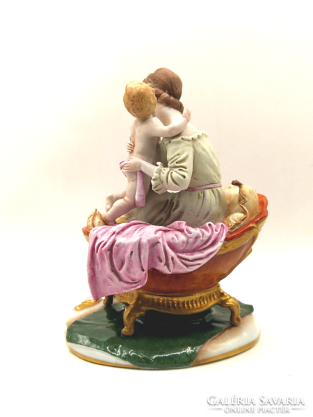 Capodimonte olasz porcelán hölgy babával 16.5cm