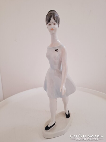 Hollóházi Porcelán Sétáló Nő Figura