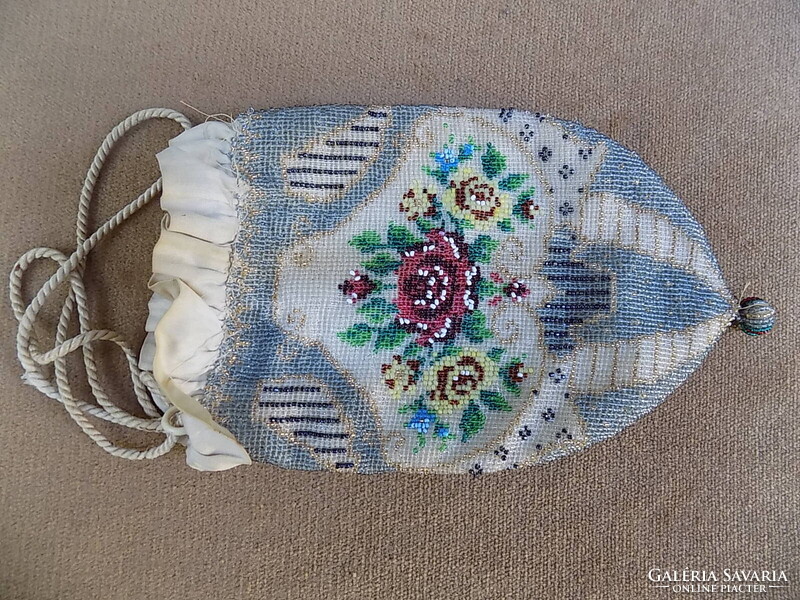 Gyöngy hímzett bugyelláris, 18-19 sz. csont karikákkal. Hibátlan, nincs javítva. Nagyon ritka.