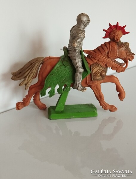 Középkori műanyag lovag Angliából 8 cm magas +3 hasonló figura