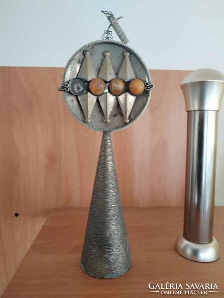 Retro brutalista iparművészeti dísztárgy, kisplasztika borostyánokkal 22 cm