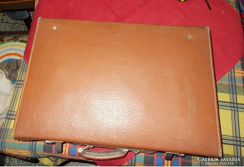 Eredeti bőrből készült kis bőrönd