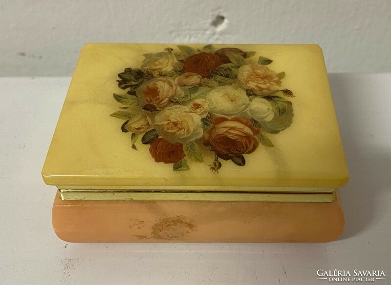 Alabástrom ékszeres ládika