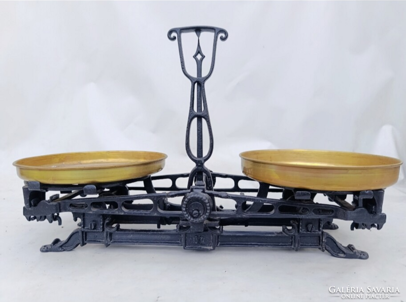 Antik öntöttvas konyhamérleg ,réz tányérokkal ,működő szép állapotban /5 kg -ig mér./ 19 sz. vége