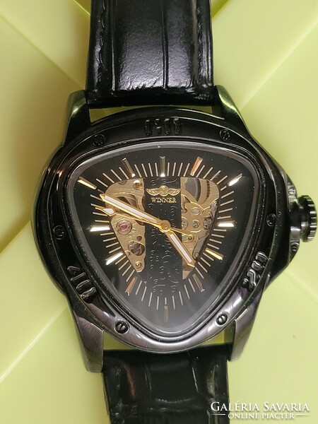 WINNER automata háromszög alakú férfi karóra