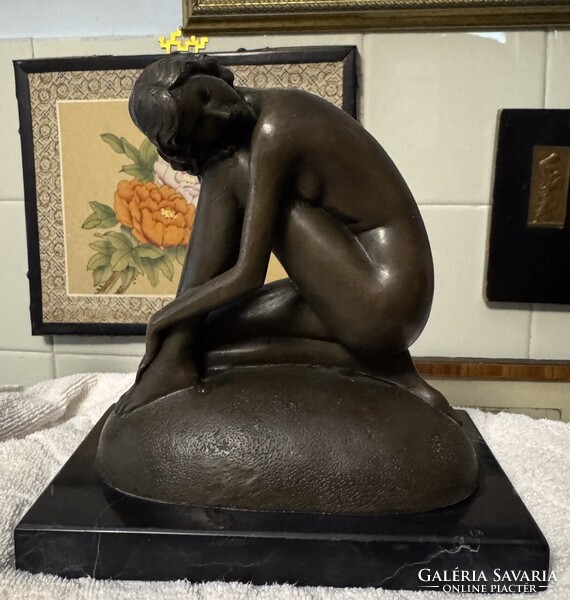 Romantikus női akt bronz kisplasztika