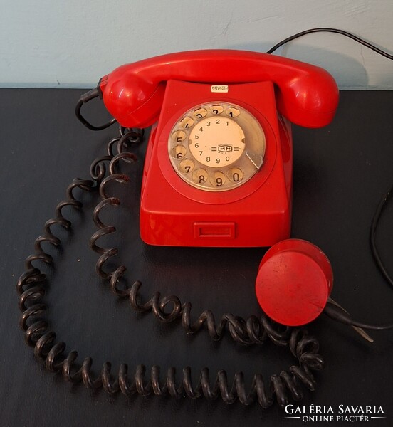 Piros telefonkészülék. Mechanikai Művek 1983. Tárcsás,  retro telefon.  Képeken látható állapot!