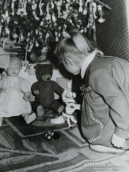 Régi lap, Karácsony, karácsonyfa, kislány a fa alatt, játék mackó, játék baba, dátum: 1962