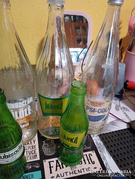 ,sok retro üvegek Coca-Cola stb mától liciten .Több száz Aukció és Akció