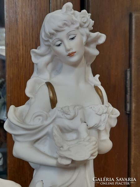 Art Deco Capodimonte Giuseppe Armani 1987 Florence Úri Hölgy Galambokkal Szobor,Fa Talapzaton.33 cm.