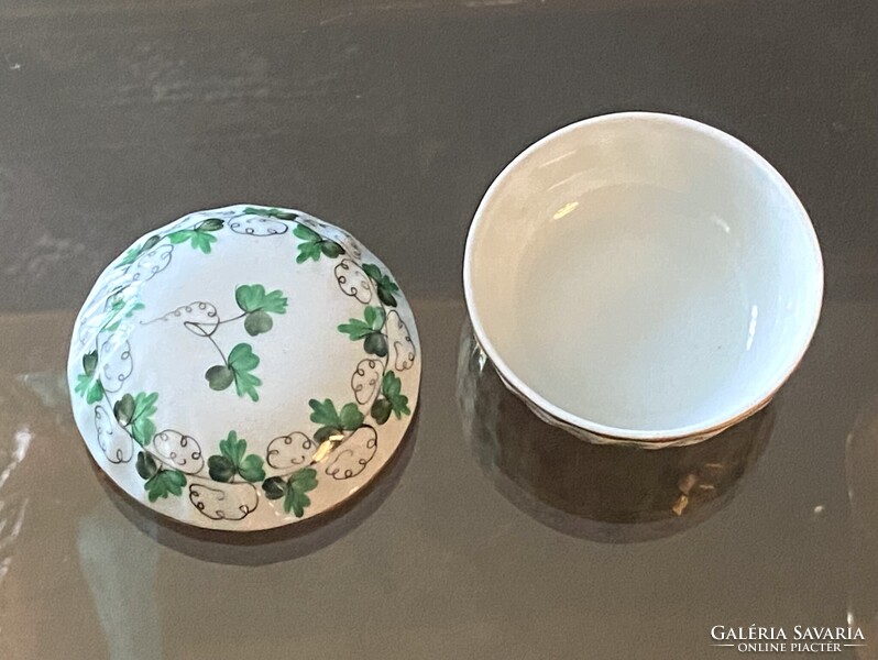ZÖLD PETREZSELYEM, KEREK FEDELES HERENDI PORCELÁN ÉKSZERTARTÓ, FESTETT, JELZETT DÍSZTÁRGY 6.5 X 4 CM
