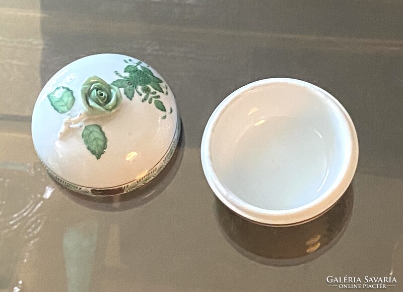 ZÖLD RÓZSÁVAL DÍSZÍTETT, KEREK, FEDELES HERENDI PORCELÁN ÉKSZERTARTÓ, FESTETT, JELZETT DÍSZTÁRGY 7 X