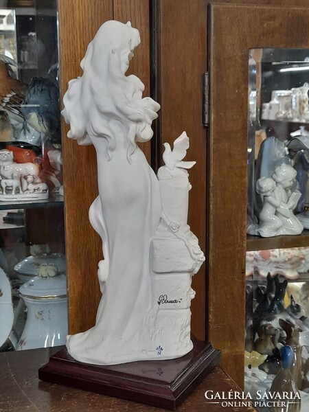 Art Deco Capodimonte Giuseppe Armani 1987 Florence Úri Hölgy Galambokkal Szobor,Fa Talapzaton.33 cm.