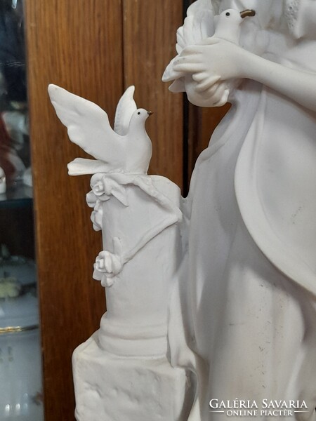 Art Deco Capodimonte Giuseppe Armani 1987 Florence Úri Hölgy Galambokkal Szobor,Fa Talapzaton.33 cm.