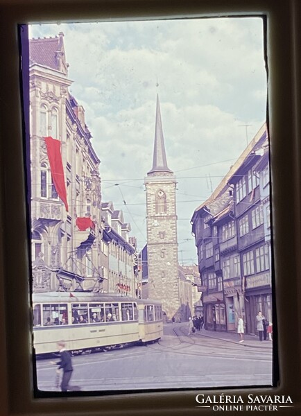 Diapozitív Erfurt óvárosából, villamossal és ünnepi zászlókkal.