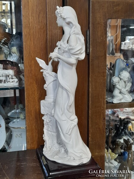 Art Deco Capodimonte Giuseppe Armani 1987 Florence Úri Hölgy Galambokkal Szobor,Fa Talapzaton.33 cm.
