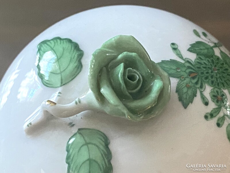 ZÖLD RÓZSÁVAL DÍSZÍTETT, KEREK, FEDELES HERENDI PORCELÁN ÉKSZERTARTÓ, FESTETT, JELZETT DÍSZTÁRGY 7 X