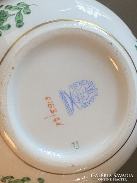ZÖLD RÓZSÁVAL DÍSZÍTETT, KEREK, FEDELES HERENDI PORCELÁN ÉKSZERTARTÓ, FESTETT, JELZETT DÍSZTÁRGY 7 X