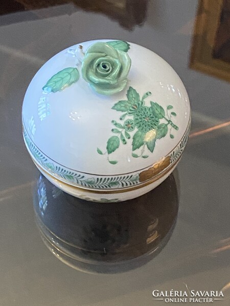 ZÖLD RÓZSÁVAL DÍSZÍTETT, KEREK, FEDELES HERENDI PORCELÁN ÉKSZERTARTÓ, FESTETT, JELZETT DÍSZTÁRGY 7 X