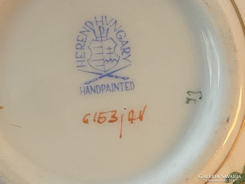 ZÖLD RÓZSÁVAL DÍSZÍTETT, KEREK, FEDELES HERENDI PORCELÁN ÉKSZERTARTÓ, FESTETT, JELZETT DÍSZTÁRGY 7 X