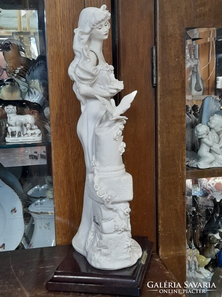 Art Deco Capodimonte Giuseppe Armani 1987 Florence Úri Hölgy Galambokkal Szobor,Fa Talapzaton.33 cm.