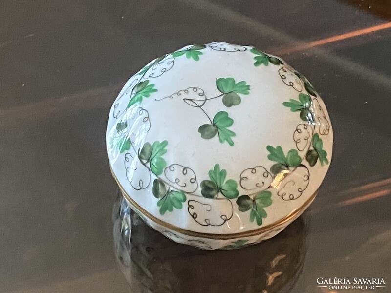 ZÖLD PETREZSELYEM, KEREK FEDELES HERENDI PORCELÁN ÉKSZERTARTÓ, FESTETT, JELZETT DÍSZTÁRGY 6.5 X 4 CM