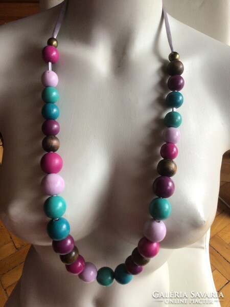 Modern és mutatós! Színes fa gyöngyök szalagon - Garantáltan feldobja a hangulatod! (d)