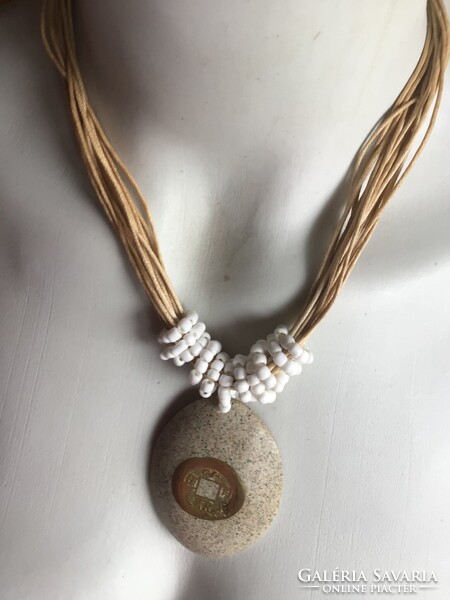 Különleges medál  zsinórokon  gyöngyökkel - mutatós divatékszer! Fémérzékenyeknek is! (d)