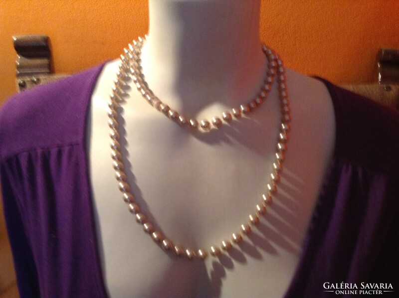 Elegáns hosszú fehér gyöngysor (d)