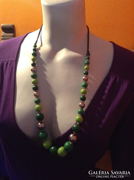 Modern, szépséges világos és sötét zöld és ezüst gyöngyös nyakék (d)