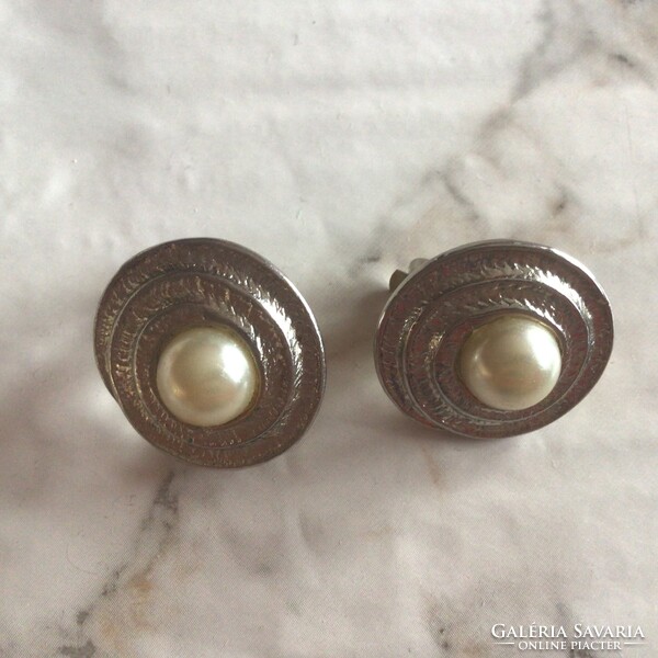 Ezüst színű, csigavonalas háttérrel, gyöngyös régi klipsz