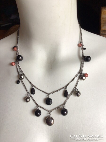 Izgalmas, mozgalmas nyakék, nyaklánc, fekete, ezüst és mályva gyöngyökkel (11)