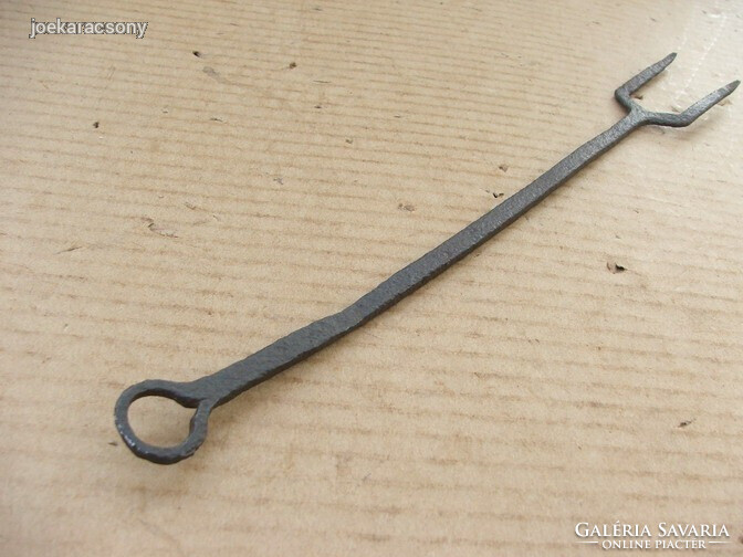 Régi kovácsolt konyhai eszköz húsvilla