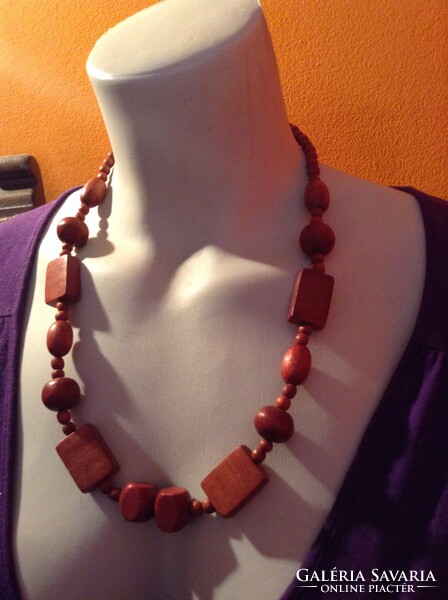 Csinos és mutatós!   Fa  gyöngyökből készült - szépséges gyöngysor (d)