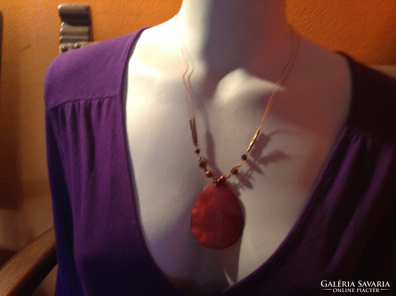 Modern, finom vonalú, elegáns gyöngyház medálos nyaklánc (d)