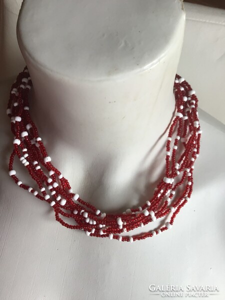 Nyolc soros, piros-fehér apró gyöngyös nyakék (d)